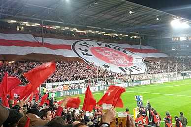 Flutlichtspiel zwischen FC St. Pauli und Dynamo Dresden