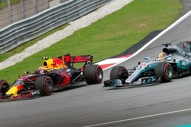 Max Verstappen (l) überholt Weltmeister Lewis Hamilton