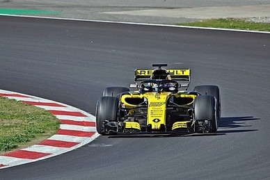 Raste beim Start fast ungebremst in Alonso: Renault-Pilot Nico Hülkenberg
