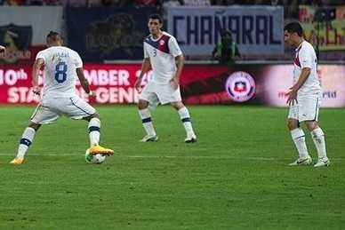 Arturo Vidal (li.) steht mit Chile im Finale der Copa America