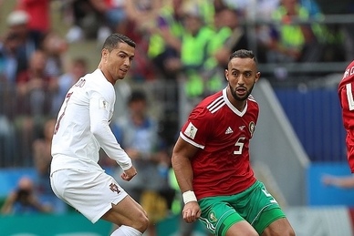 Cristiano Ronaldo (li.) im Duell mit Marokko-Star Mehdi Benatia