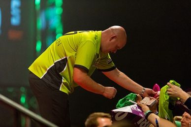 Van Gerwen mit Comeback - Suljovic und Cross siegen