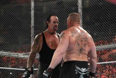 Brock Lesnar (r., hier im Duell mit dem Undertaker) wird als Gegner von The Rock gehandelt