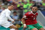 Cristiano Ronaldo (li.) im Duell mit Marokko-Star Mehdi Benatia