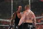 Brock Lesnar (r., hier im Duell mit dem Undertaker) wird als Gegner von The Rock gehandelt